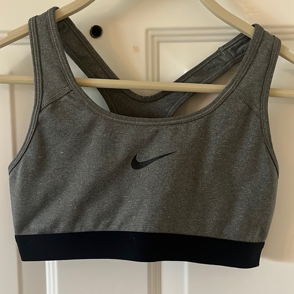 Nike sports bra - Picture 1 of 3